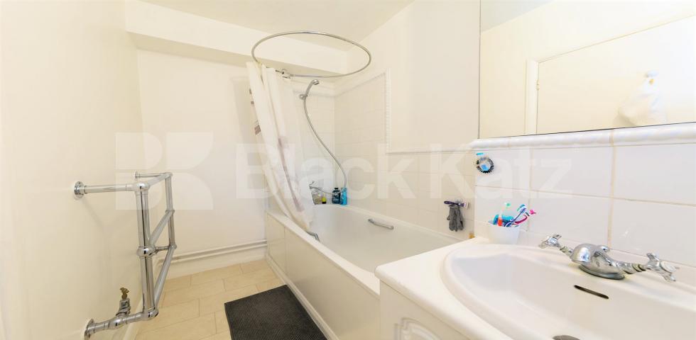 			HOT WATER AND HEATING INCLUDED, Studio Apartment, 1 bath, 1 reception Flat			 Rockley Road, Shepherds Bush